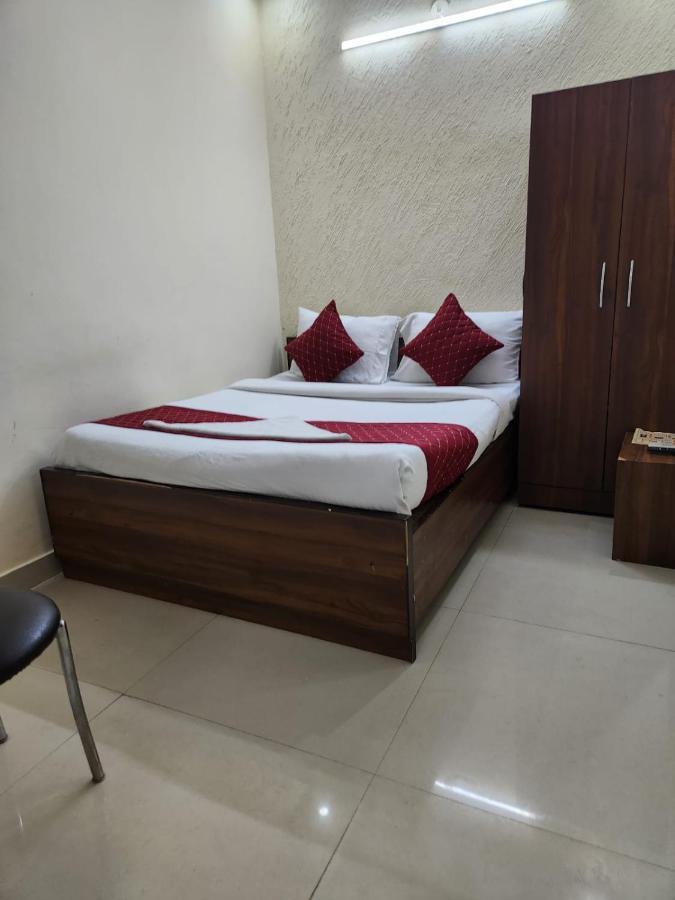 Hotel Cozy Cave Nueva Delhi Exterior foto