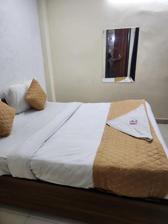 Hotel Cozy Cave Nueva Delhi Exterior foto